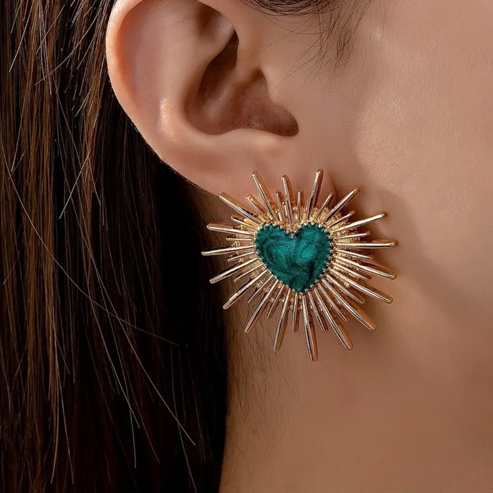 NEW! Elegant Vintage Heart Stud. Gold and Green Heart burst Earrings A5-180